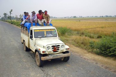 Kalabalık bir cip Holi festivali, Govardhan, Uttar Pradesh, Hindistan 'a giden insanlarla dolu. 