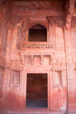 Kapı ve Jharoka balkonu, Jodhabai Mahal 'in kırmızı kumtaşı mimarisi, Fatehpur Sikari, Uttar Pradesh, Hindistan 
