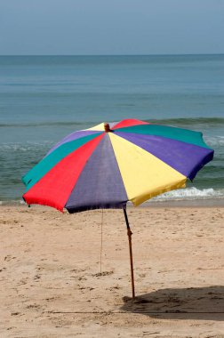 Varkala sahilindeki renkli şemsiye, Trivandrum Thiruvananthapuram, Kerala 