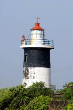Devgad kalesi ve yeşillik üzerine inşa edilen deniz feneri, Devgad Bölgesi, Sindhudurg Bölgesi, Konkan Sahili; Maharashtra, Hindistan 