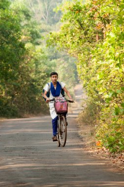 Bisikletle okula giden genç kız, Lanja, Ratnagiri, Maharashtra, Hindistan