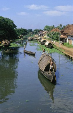 Durgun sularda Pagoda teknesinde yolculuk, İddia, Kerala, Hindistan 