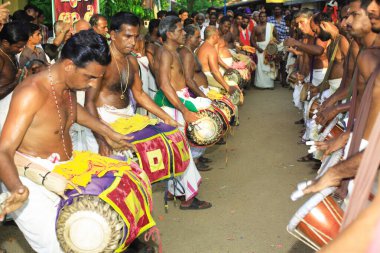 Hintli erkekler müzik aleti çalıyor, Palakkad, Kerala, Hindistan 