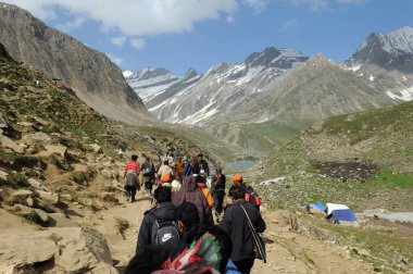 Pilgrim naga koti 'den sheshnag gölüne, amarnath yatra, Jammu Kashmir, Hindistan, Asya' ya