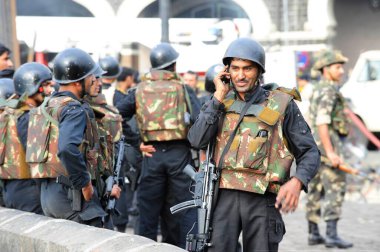Ulusal Güvenlik Teşkilatı NSG komandoları teröristleri öldürdükten sonra 26 Kasım 2008 'de Bombay Mumbai, Maharashtra, Hindistan' da Deccan Mücahitleri tarafından gerçekleştirilen terörist saldırı   