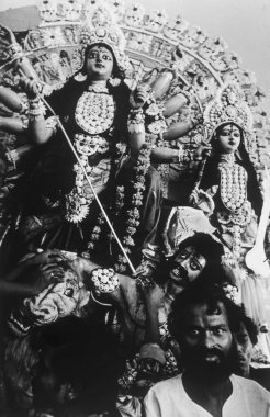 Hintli erkekler Durga Puja, Bengal, Hindistan 'ı kutluyor 