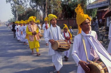 Yol, Kalküta, Batı Bengal, Hindistan, Asya 'da müzik aletleri çalan adamlar.