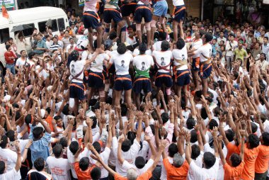 Govinda, Dahi Handi, Janmashtami janmashtmi gokul ashtami govinda festivali, Dadar, Bombay Mumbai, Maharashtra, Hindistan 'ı yıkmak için insan piramidi yapıyor. 
