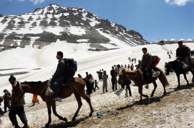 Pilgrim mahagunas ganesh top, amarnath yatra, Jammu Kashmir, Hindistan, Asya 'ya geçer.