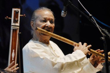 Dünyaca ünlü bansuri (flüt) oyuncusu Pandit Hariprasad Chaurasia Mumbai, Maharashtra, Hindistan 'daki Shanmukhananda Hall' da sahne alıyor.  