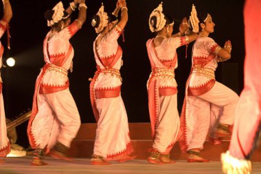 Odissi dansçıları, dünya mirası Güneş Tapınağı kompleksi Konarak, Orissa, Hindistan 'ın arkaplanına mitolojik bir sahne canlandırdılar.  