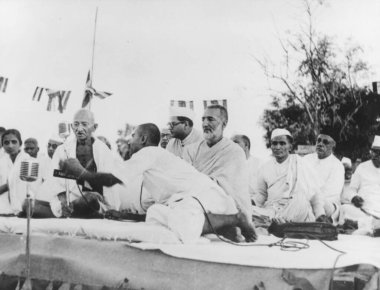 Mahatma Gandhi ve Han Abdul Gaffar Han 1947 Mart 'ında Hindistan' ın Bihar kentinde yaptıkları yürüyüş sırasında toplandılar.