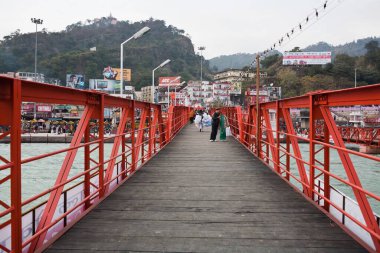 Haridwar Uttarakhand Asya 'daki Ganga nehri üzerindeki köprü. 