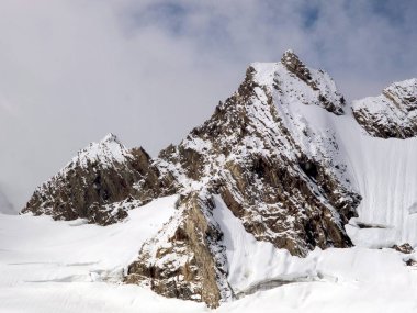 Helikopterden alınan karla kaplı tepeler Juneau Alaska 