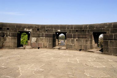Shaniwarwada kalesinde gözetleme delikleri; ana girişin yanında; döküntü döşeme iskelesinde inşa edilmiş; Pune; Maharashtra; Hindistan