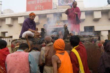 Baba Baidyanath tapınağındaki dindarlar çok ünlü 12 Jyotirlingas 'tan biri, Deoghar, Jharkhand, Hindistan  