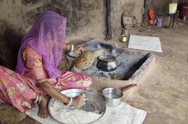 Ekmek pişiren kadın Jodhpur Rajasthan Hindistan Asya