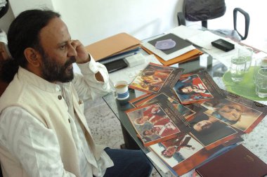 Güney Asyalı Bollywood yönetmeni Ketan Mehta ofisinde; Mumbai bombay; Maharashtra; Hindistan 