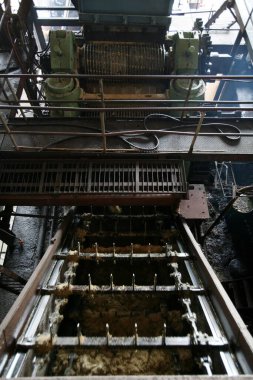 Şeker kamışından arta kalan, daha sonra Sangli, Maharashtra, Hindistan 'daki şeker fabrikasından kuru gübre olarak çıkarılan taşıyıcı bant üzerine atılır.