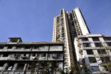 Mumbai Maharashtra Hindistan 'daki Çamur Çatı Konutları' nın Arkasındaki Çamur Binası