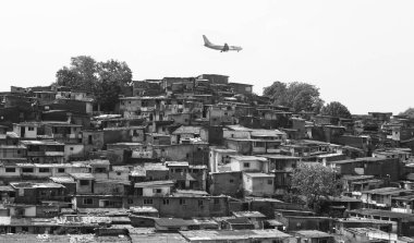 Bhagatsingh Nagar gecekondu mahallesi, Wadala, Bombay Mumbai, Maharashtra, Hindistan üzerinde uçan uçak. 