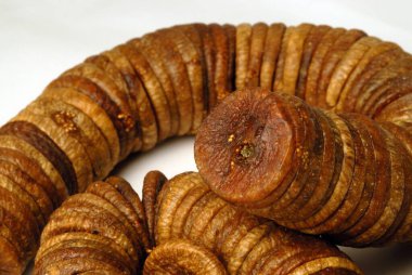 Kuru meyve, beyaz arka planda kurutulmuş incir. 