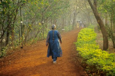 İnsanlar sabah yürüyüşüne çıkıyor, koşucular park ediyor, bahçe, pençe, maharashtra, Hindistan 