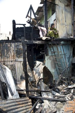Gecekondu yangınlarının gündüz vakti Damu Nagar, Kandivali, Mumbai, Maharashtra, Hindistan, Asya