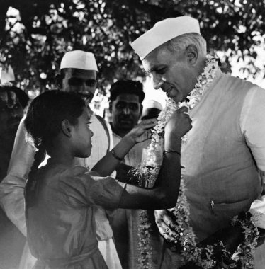 Pandit Jawaharlal Nehru, Hindistan kırsalını ziyaret ediyor, Uttar Pradesh, Hindistan, 1953. 