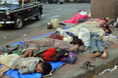 İşçiler Mumbai Maharashtra Hindistan patikasında uyuyorlar. 