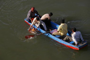 Festival, Mula Mutha nehrinde, Pune 'de, Maharashtra' da, Hindistan 'da Tanrı' ya yönelmiş bir fil olan Ganesh Ganpati putlarının daldırılması.