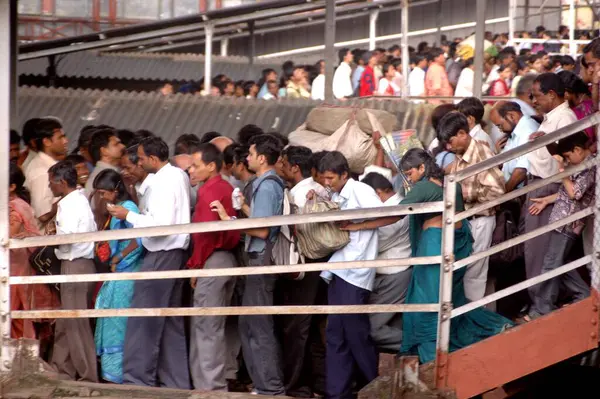 Folkmassa Järnvägsbron Indien — Stockfoto