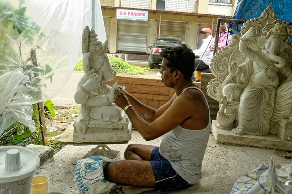 Ganesh 'i idol yapan adam, alibag, Maharashtra, Hindistan, Asya 