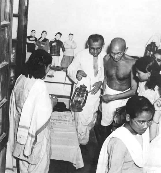 stock image Mahatma Gandhi with his grand nephew Prabhudas Gandhi, 1945   