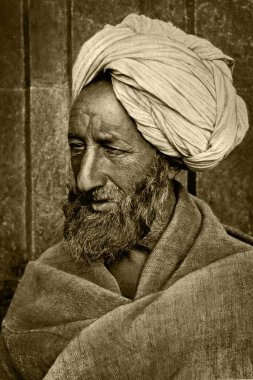 Afganistan, Asya 'dan sarıklı Pakhtoon' lu adamın klasik fotoğrafı. 