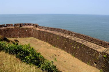 Güçlü kalelerin ve Vijaydurg 'un uzun surlarının havadan görünüşü Kral Bhoj Arap denizi, Konkan kıyısı Sindhudurg tarafından inşa edilmiştir. 