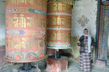 Dua tekerleklerinde duran yaşlı kadın, Thimphu, Butan, Asya 