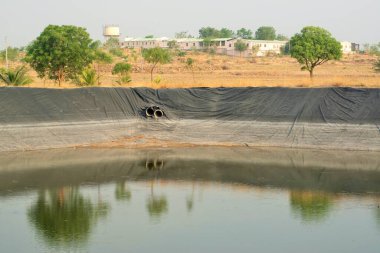 Plastik çarşaflı havuz, Pune, Maharashtra, Hindistan, Asya 