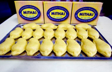 Sweets, Rasogolla mithai şeker dükkanında tepside, Hindistan