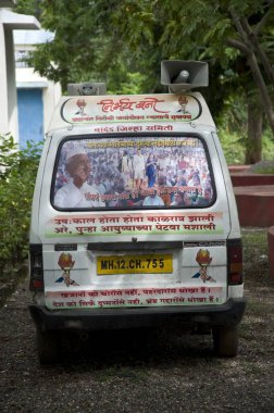 Anna Hazare Maharashtra Hindistan Asya 'nın Rralegaon Siddhi köyündeki Hind Swaraj güven minibüsü 
