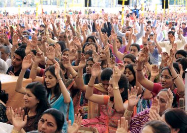 Ghatkopar 'da Gyan Yagna' da ders veren Morari Bapu; Bombay şimdi Mumbai; Maharashtra; Hindistan