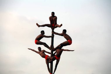 1 Mayıs 'ta Malkhamb Hint jimnastiği yapan polisler Maharashtra Devlet Vakfı, Shivaji Parkı, Dadar, Bombay Mumbai, Maharashtra, Hindistan 