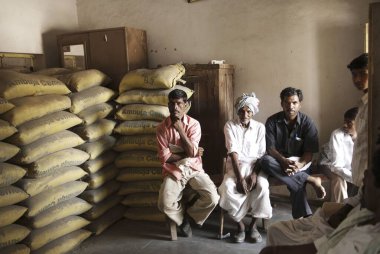 Depoda oturan adamlar, Marathwada, Maharashtra, Hindistan 