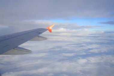 Bulutların ve uçak kanadının hava görüntüsü 