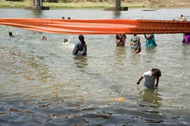 Narmada Nehri 'nde yıkanan hacılar Jabalpur, Madhya Pradesh, Hindistan, Asya 