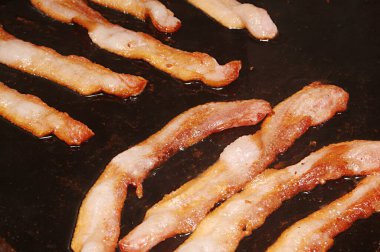 Vejetaryen olmayan yemek konsepti, domuz pastırması kızartma tahtasında dururdu.