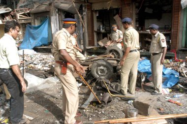 26 Ağustos 2003 'te Hindistan' ın Bombay, Maharashtra kentindeki Kalbadevi bölgesinde Zaveri Çarşısı 'nda bomba patlaması yapılan yeri denetleyen polisler 