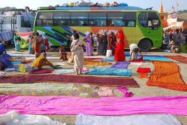 Ganga Sagar Mela 'da giysiler kuruyor 