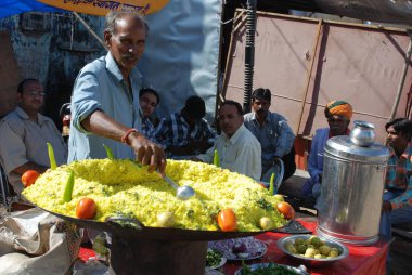 Adam kızartma poha, Rajasthan, Hindistan 