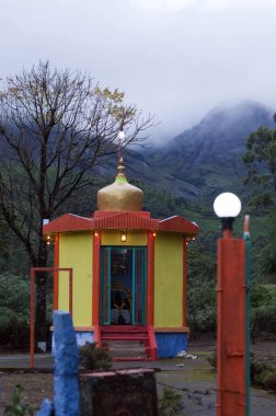 Lord Ganesh 'in renkli tapınağı muson bulutlarıyla Munnar Kerala Hindistan Asya